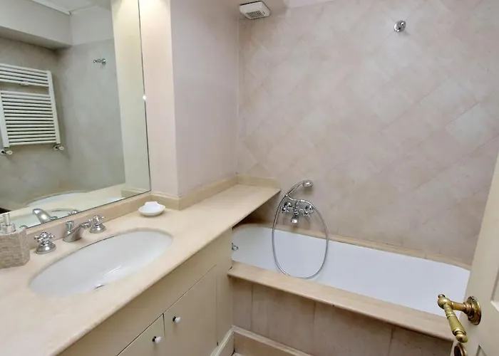 Navona Elegant Two Bedroom Apartment *
