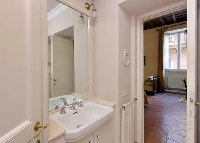 Navona Elegant Two Bedroom Rom